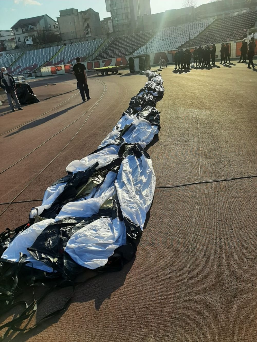 Show senzational oferit de dinamovisti! Fanii au jucat fotbal la inaltime! Ce mesaje au afisat folosindu-se de un balon cu aer cald_5