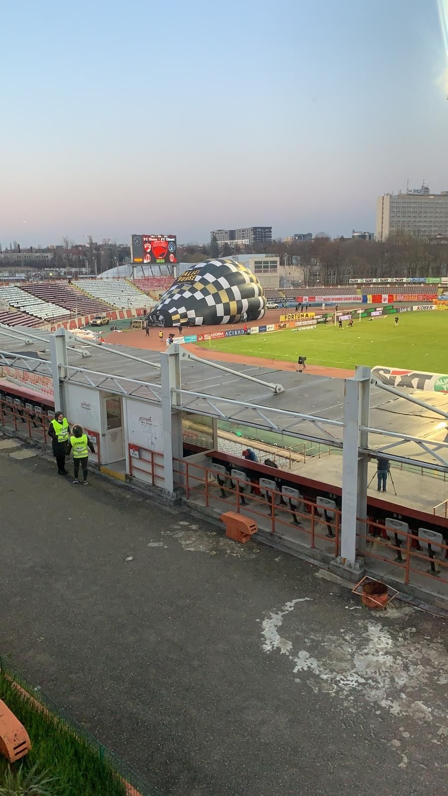 Show senzational oferit de dinamovisti! Fanii au jucat fotbal la inaltime! Ce mesaje au afisat folosindu-se de un balon cu aer cald_6