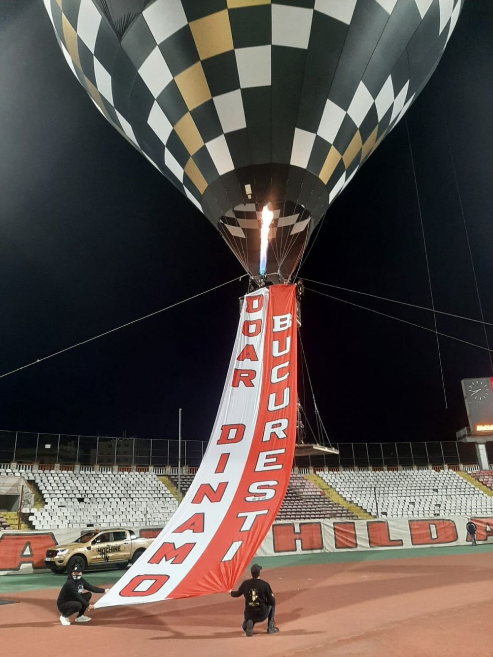 Show senzational oferit de dinamovisti! Fanii au jucat fotbal la inaltime! Ce mesaje au afisat folosindu-se de un balon cu aer cald_7
