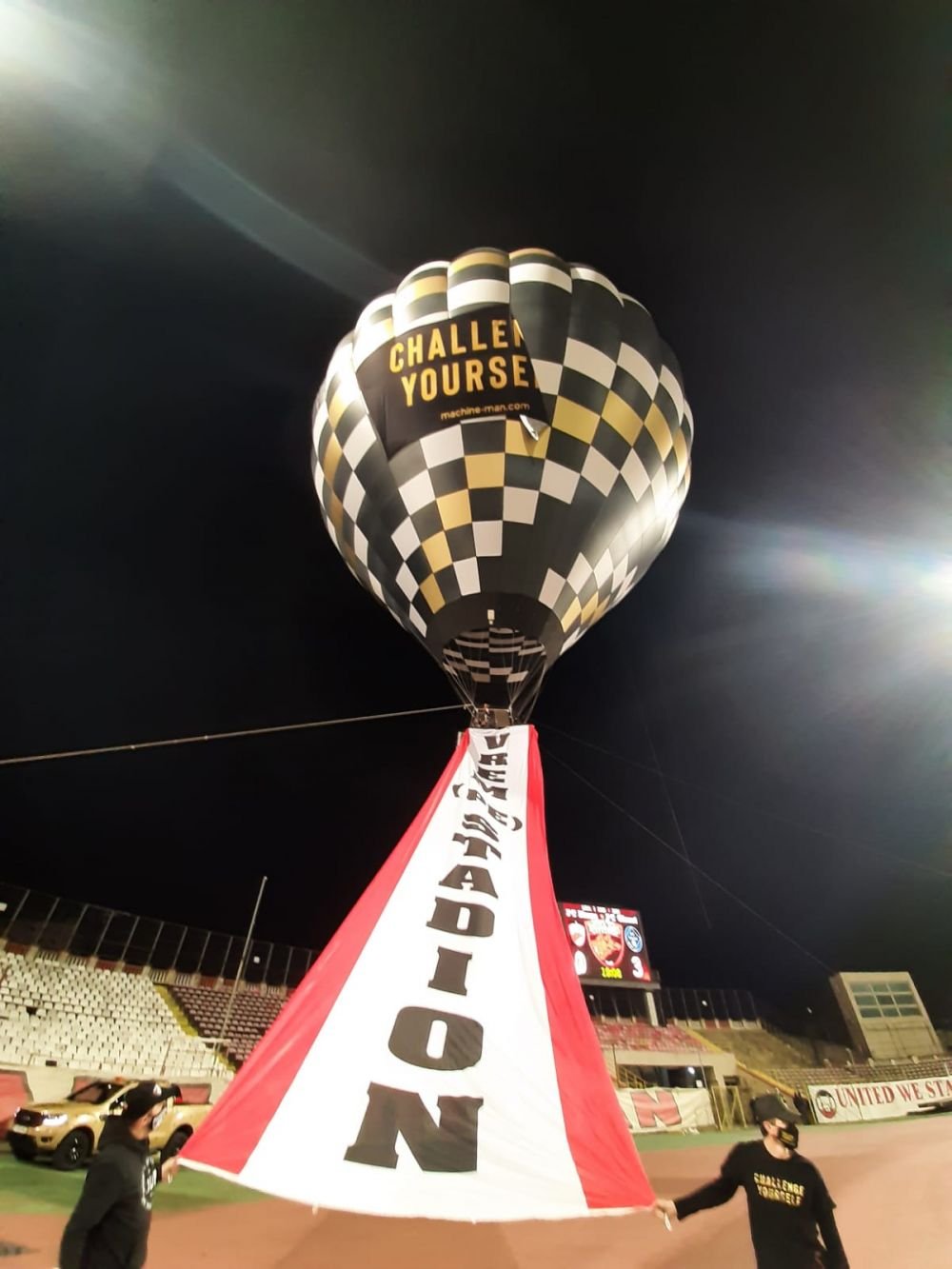Show senzational oferit de dinamovisti! Fanii au jucat fotbal la inaltime! Ce mesaje au afisat folosindu-se de un balon cu aer cald_8