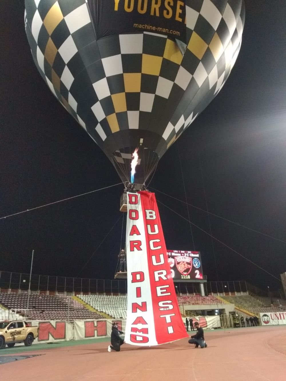 Show senzational oferit de dinamovisti! Fanii au jucat fotbal la inaltime! Ce mesaje au afisat folosindu-se de un balon cu aer cald_9