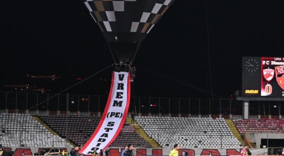 Show senzational oferit de dinamovisti! Fanii au jucat fotbal la inaltime! Ce mesaje au afisat folosindu-se de un balon cu aer cald_11