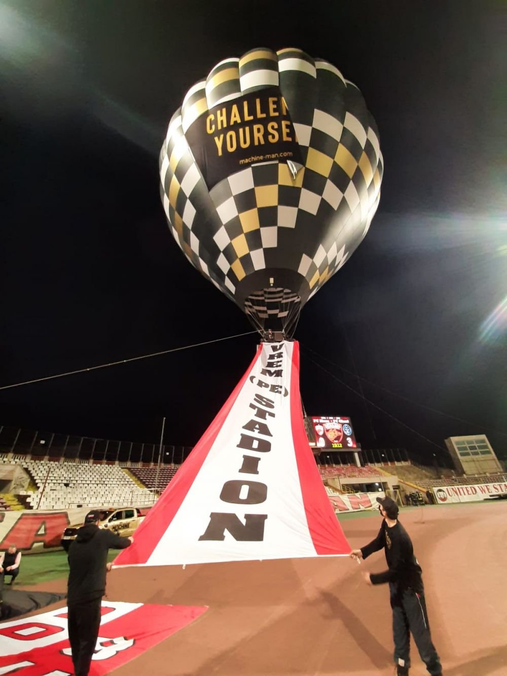 Show senzational oferit de dinamovisti! Fanii au jucat fotbal la inaltime! Ce mesaje au afisat folosindu-se de un balon cu aer cald_10
