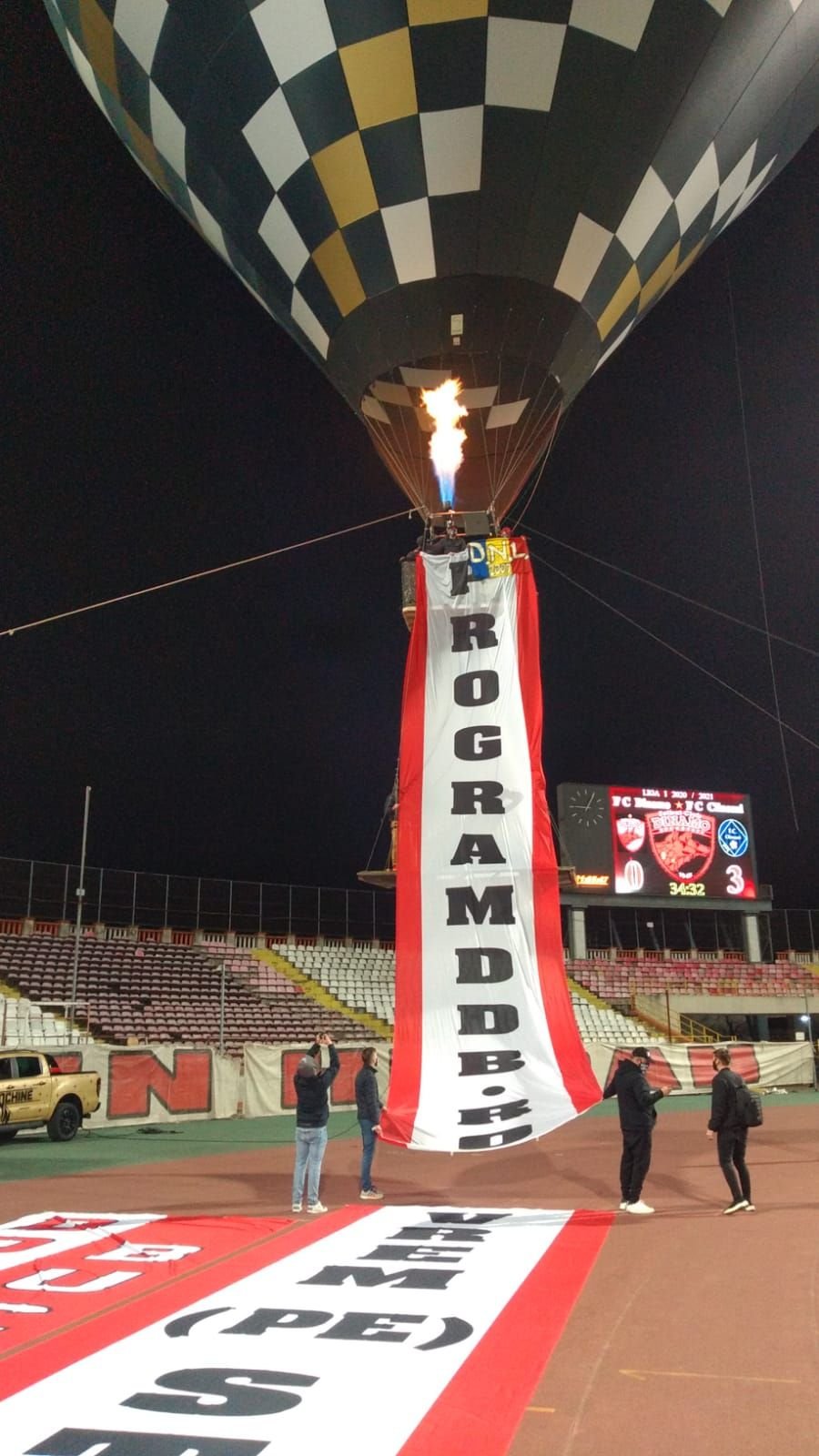Show senzational oferit de dinamovisti! Fanii au jucat fotbal la inaltime! Ce mesaje au afisat folosindu-se de un balon cu aer cald_12