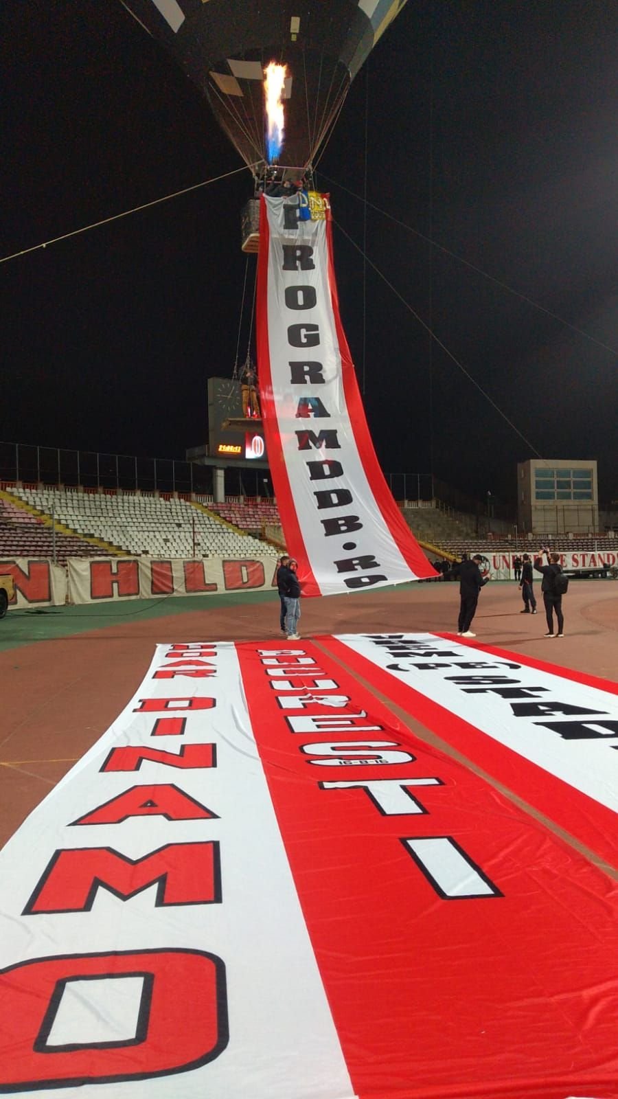 Show senzational oferit de dinamovisti! Fanii au jucat fotbal la inaltime! Ce mesaje au afisat folosindu-se de un balon cu aer cald_13