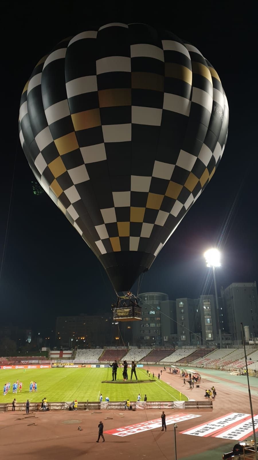 Show senzational oferit de dinamovisti! Fanii au jucat fotbal la inaltime! Ce mesaje au afisat folosindu-se de un balon cu aer cald_16
