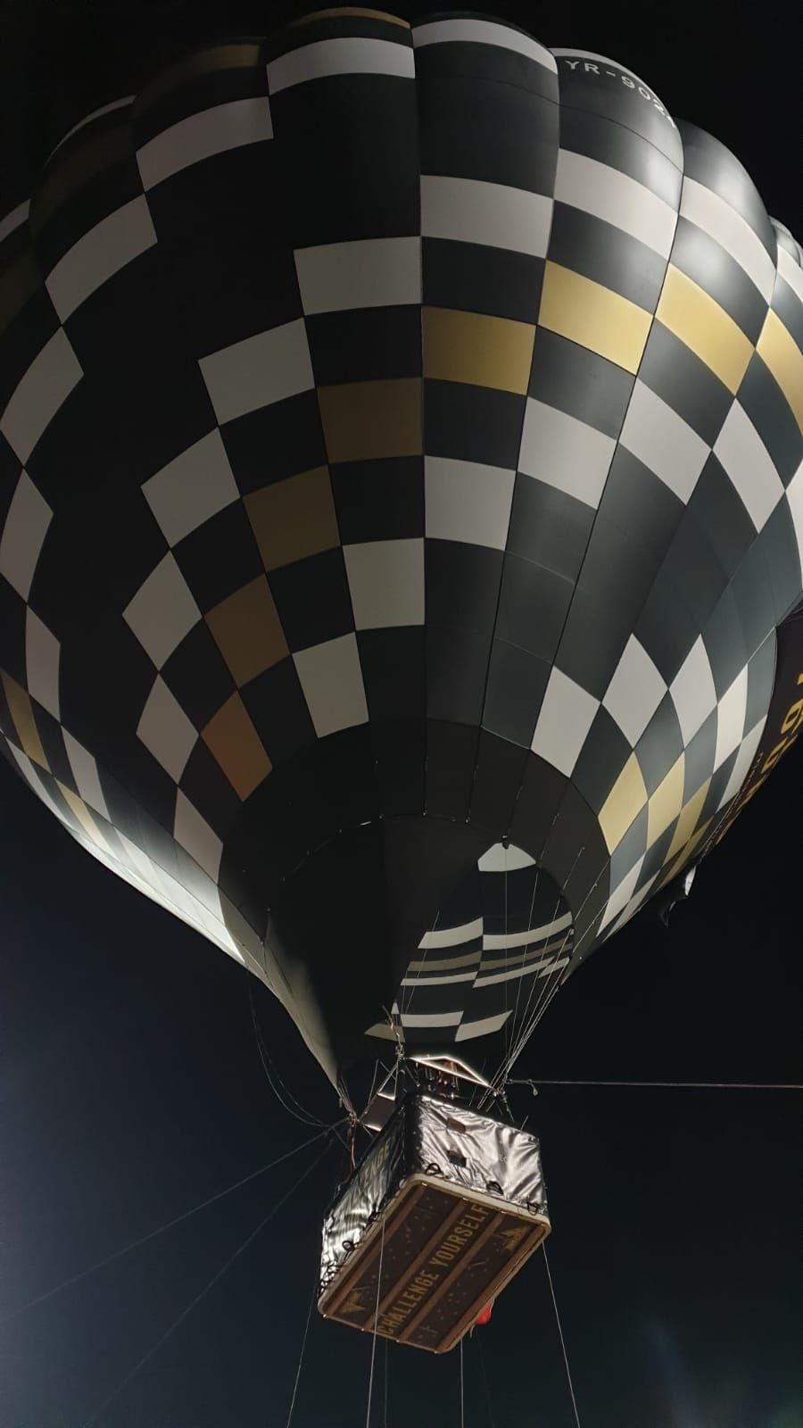 Show senzational oferit de dinamovisti! Fanii au jucat fotbal la inaltime! Ce mesaje au afisat folosindu-se de un balon cu aer cald_17