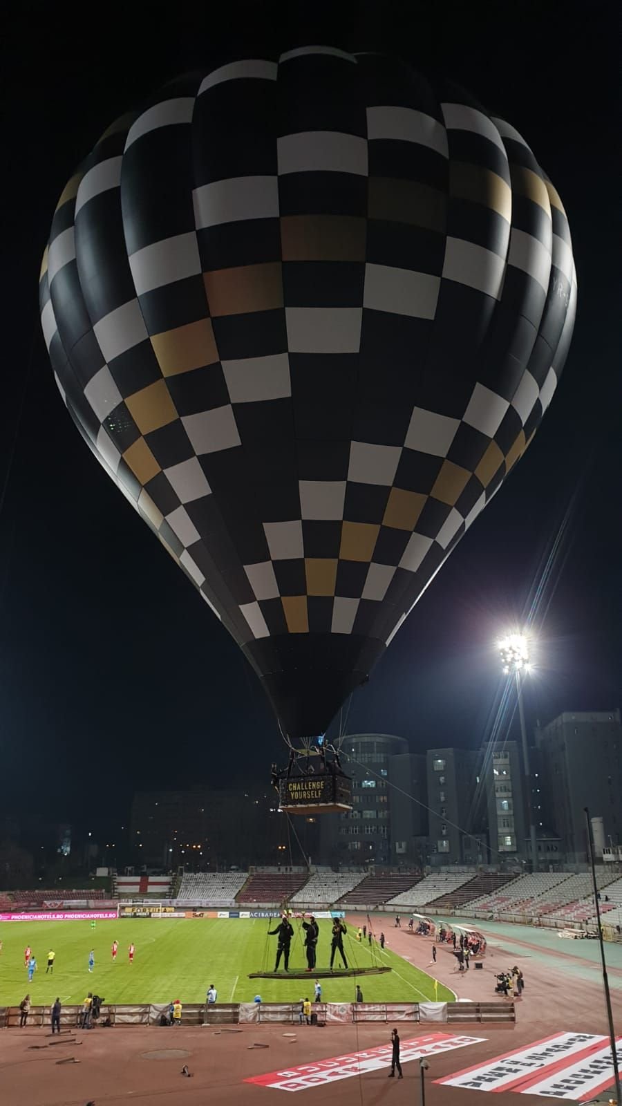 Show senzational oferit de dinamovisti! Fanii au jucat fotbal la inaltime! Ce mesaje au afisat folosindu-se de un balon cu aer cald_18