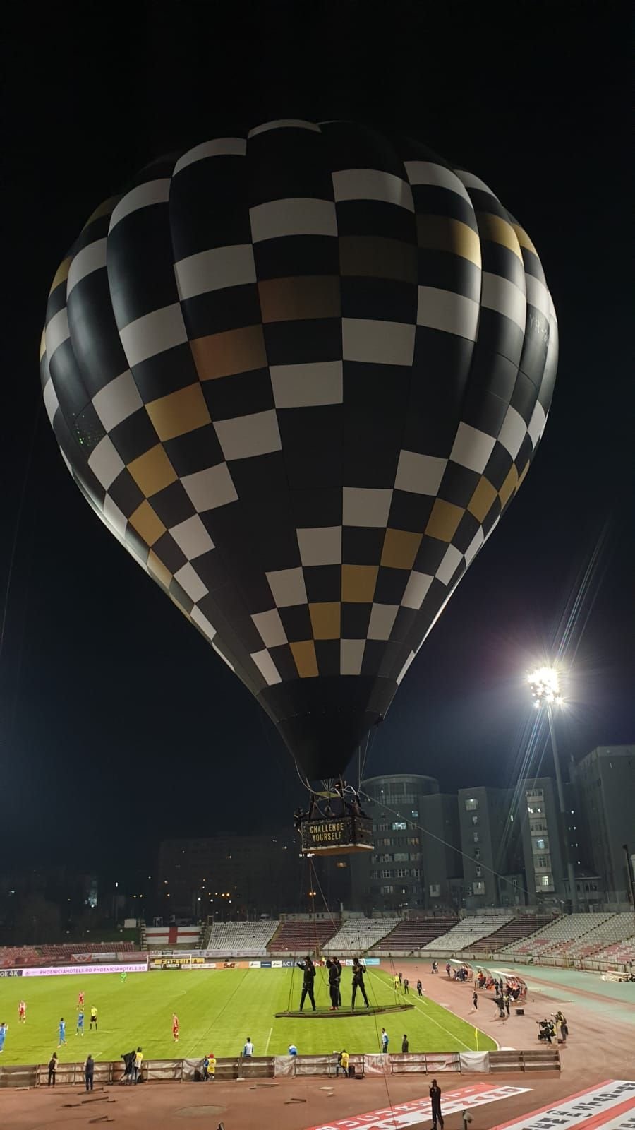 Show senzational oferit de dinamovisti! Fanii au jucat fotbal la inaltime! Ce mesaje au afisat folosindu-se de un balon cu aer cald_19