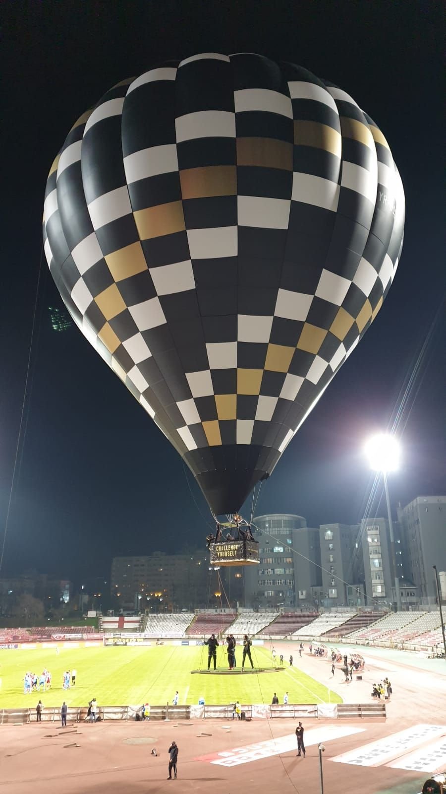 Show senzational oferit de dinamovisti! Fanii au jucat fotbal la inaltime! Ce mesaje au afisat folosindu-se de un balon cu aer cald_20