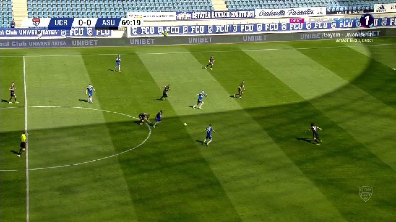 Trica i-a sarit in brate lui Bornescu si a inceput sa-l pupe! :)) E faza care ne va aduce in toata presa mondiala: ce a facut antrenorul dupa golul fabulos al lui Baeten_2