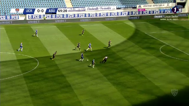 Trica i-a sarit in brate lui Bornescu si a inceput sa-l pupe! :)) E faza care ne va aduce in toata presa mondiala: ce a facut antrenorul dupa golul fabulos al lui Baeten_3