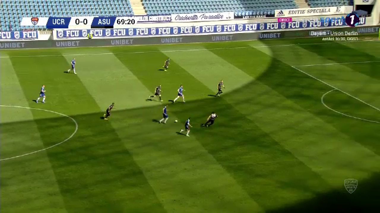 Trica i-a sarit in brate lui Bornescu si a inceput sa-l pupe! :)) E faza care ne va aduce in toata presa mondiala: ce a facut antrenorul dupa golul fabulos al lui Baeten_3