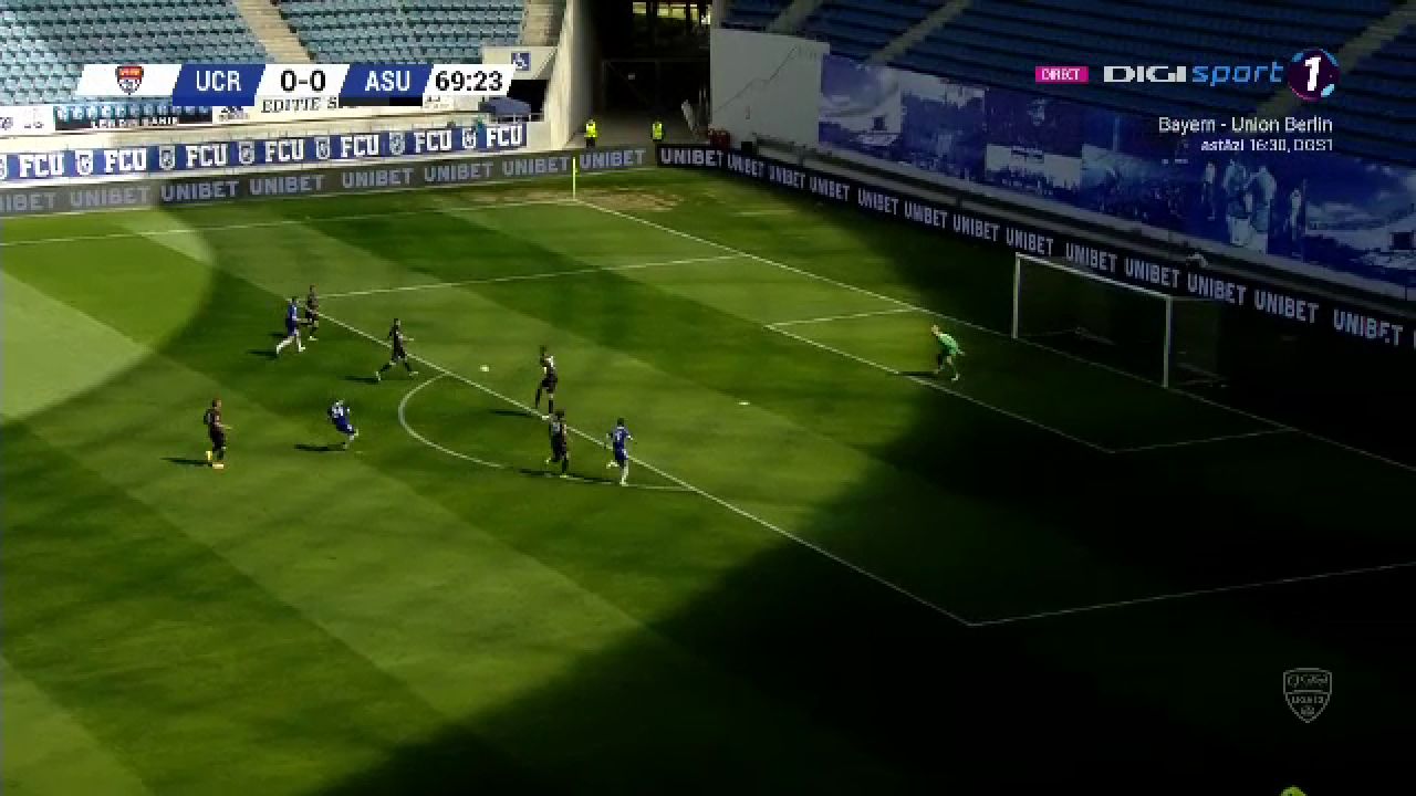 Trica i-a sarit in brate lui Bornescu si a inceput sa-l pupe! :)) E faza care ne va aduce in toata presa mondiala: ce a facut antrenorul dupa golul fabulos al lui Baeten_5