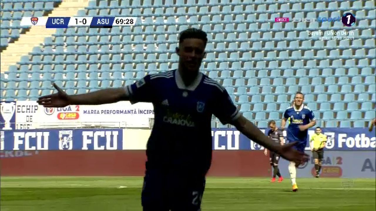Trica i-a sarit in brate lui Bornescu si a inceput sa-l pupe! :)) E faza care ne va aduce in toata presa mondiala: ce a facut antrenorul dupa golul fabulos al lui Baeten_8