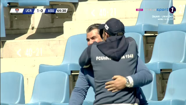 Trica i-a sarit in brate lui Bornescu si a inceput sa-l pupe! :)) E faza care ne va aduce in toata presa mondiala: ce a facut antrenorul dupa golul fabulos al lui Baeten_9