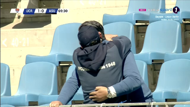 Trica i-a sarit in brate lui Bornescu si a inceput sa-l pupe! :)) E faza care ne va aduce in toata presa mondiala: ce a facut antrenorul dupa golul fabulos al lui Baeten_10