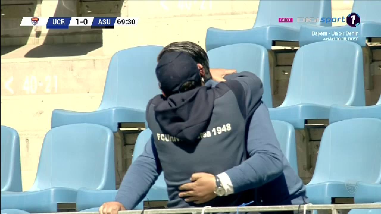 Trica i-a sarit in brate lui Bornescu si a inceput sa-l pupe! :)) E faza care ne va aduce in toata presa mondiala: ce a facut antrenorul dupa golul fabulos al lui Baeten_10