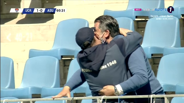 Trica i-a sarit in brate lui Bornescu si a inceput sa-l pupe! :)) E faza care ne va aduce in toata presa mondiala: ce a facut antrenorul dupa golul fabulos al lui Baeten_11