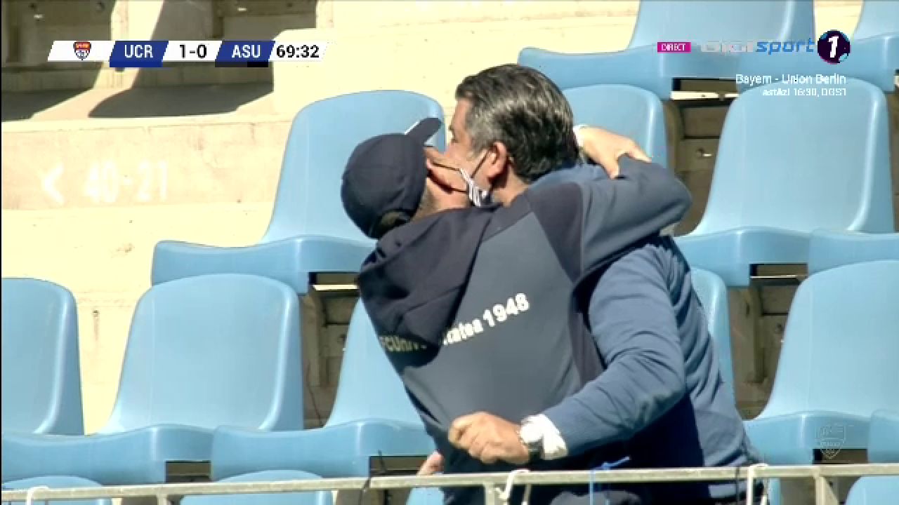 Trica i-a sarit in brate lui Bornescu si a inceput sa-l pupe! :)) E faza care ne va aduce in toata presa mondiala: ce a facut antrenorul dupa golul fabulos al lui Baeten_12