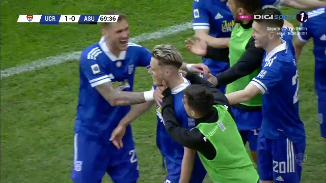 Trica i-a sarit in brate lui Bornescu si a inceput sa-l pupe! :)) E faza care ne va aduce in toata presa mondiala: ce a facut antrenorul dupa golul fabulos al lui Baeten_13