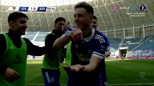 Trica i-a sarit in brate lui Bornescu si a inceput sa-l pupe! :)) E faza care ne va aduce in toata presa mondiala: ce a facut antrenorul dupa golul fabulos al lui Baeten_14