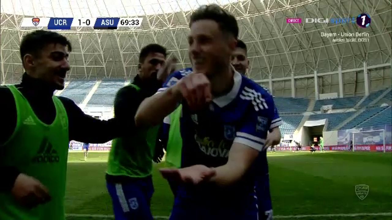 Trica i-a sarit in brate lui Bornescu si a inceput sa-l pupe! :)) E faza care ne va aduce in toata presa mondiala: ce a facut antrenorul dupa golul fabulos al lui Baeten_14