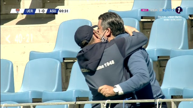 Trica i-a sarit in brate lui Bornescu si a inceput sa-l pupe! :)) E faza care ne va aduce in toata presa mondiala: ce a facut antrenorul dupa golul fabulos al lui Baeten_15