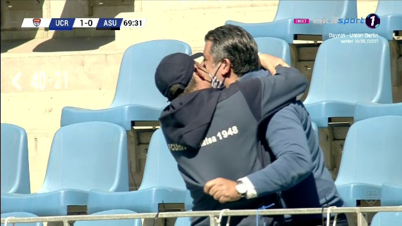 Trica i-a sarit in brate lui Bornescu si a inceput sa-l pupe! :)) E faza care ne va aduce in toata presa mondiala: ce a facut antrenorul dupa golul fabulos al lui Baeten_15