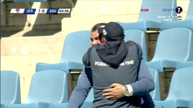 Trica i-a sarit in brate lui Bornescu si a inceput sa-l pupe! :)) E faza care ne va aduce in toata presa mondiala: ce a facut antrenorul dupa golul fabulos al lui Baeten_16