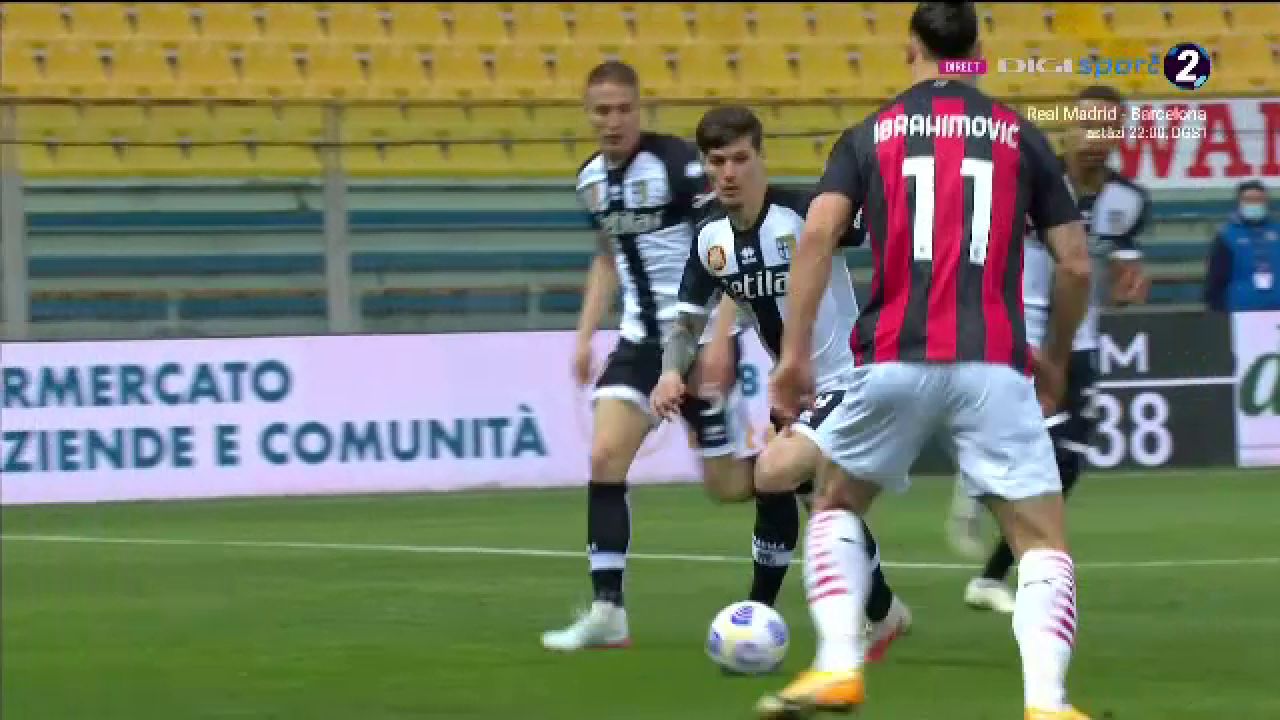 Aroganta fantastica a lui Man in fata lui Zlatan! I-a dat mingea printre picioare 'zeului' de la Milan! Ce reactie a avut Ibra_3