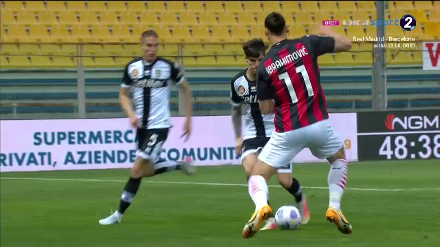 Aroganta fantastica a lui Man in fata lui Zlatan! I-a dat mingea printre picioare 'zeului' de la Milan! Ce reactie a avut Ibra_5