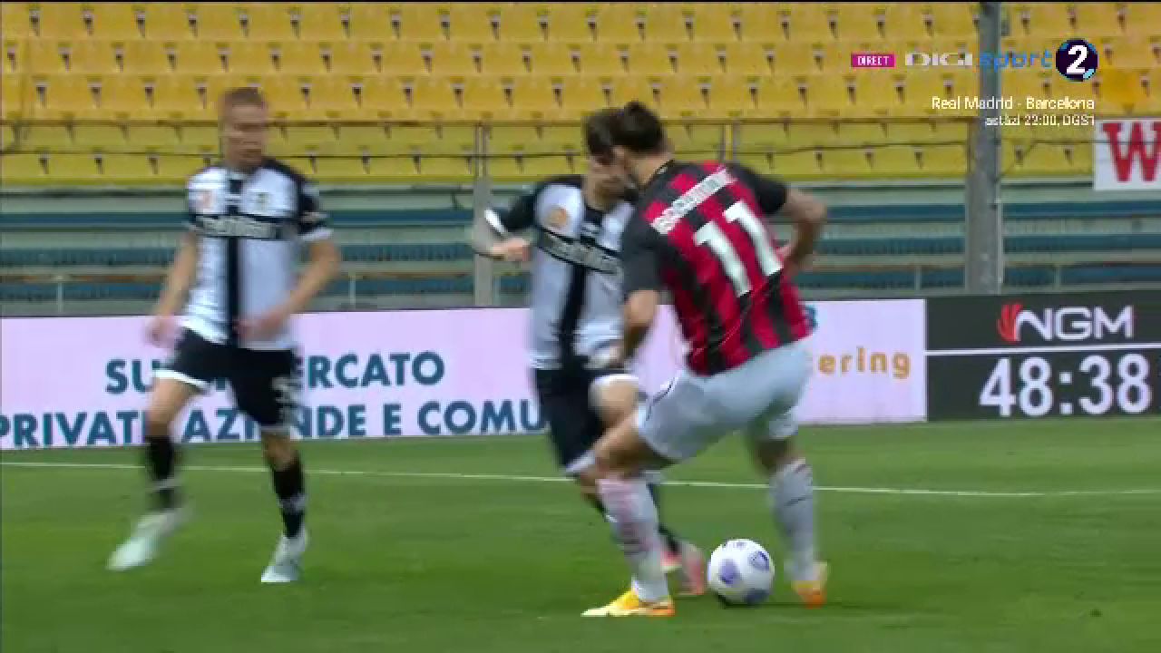 Aroganta fantastica a lui Man in fata lui Zlatan! I-a dat mingea printre picioare 'zeului' de la Milan! Ce reactie a avut Ibra_6