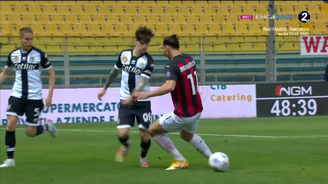 Aroganta fantastica a lui Man in fata lui Zlatan! I-a dat mingea printre picioare 'zeului' de la Milan! Ce reactie a avut Ibra_10