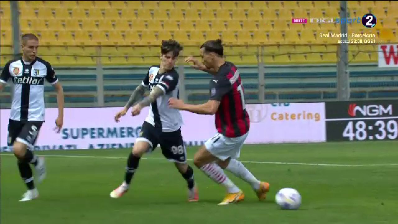 Aroganta fantastica a lui Man in fata lui Zlatan! I-a dat mingea printre picioare 'zeului' de la Milan! Ce reactie a avut Ibra_12