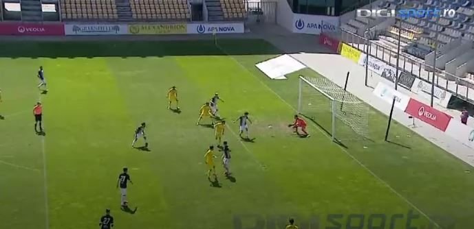 Un fotbalist din Liga 2 a incercat sa imite executia fantastica a lui Benzema! Ce s-a intamplat in prelungirile meciului de la Ploiesti_3