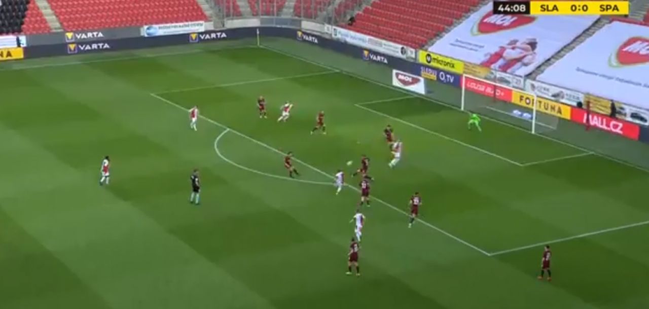 Tiki-taka Stanciu la Slavia! Pasa de gol, Nita a sarit fantastic, dar mingea a luat un efect inuman. Portarul nationalei, batut de o torpila in vinclu la golul 2_1