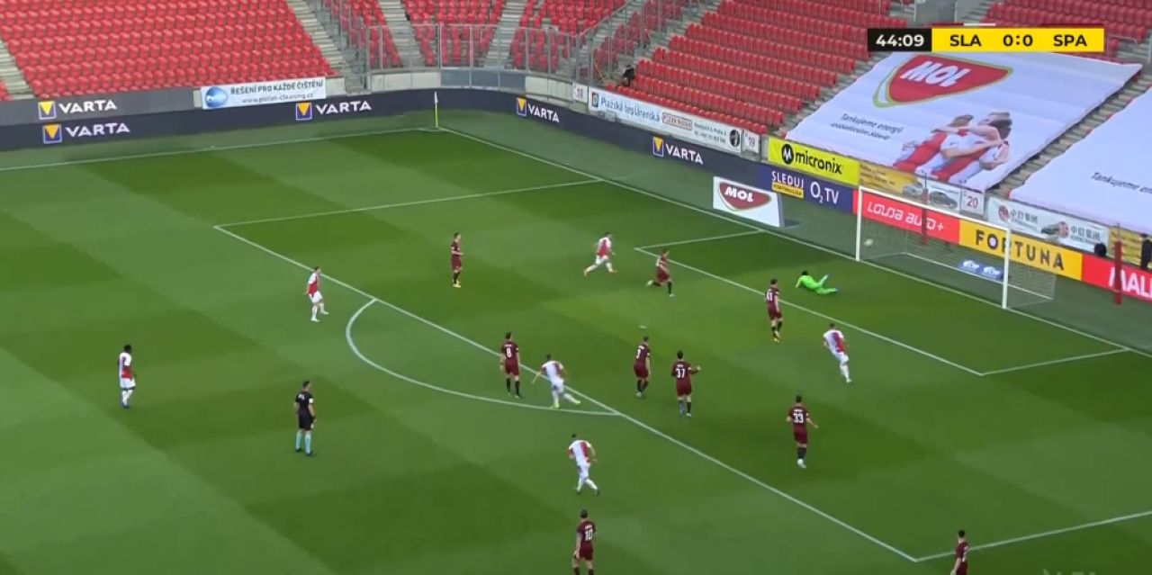 Tiki-taka Stanciu la Slavia! Pasa de gol, Nita a sarit fantastic, dar mingea a luat un efect inuman. Portarul nationalei, batut de o torpila in vinclu la golul 2_2