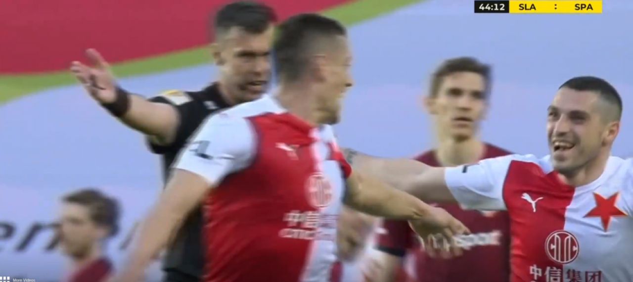 Tiki-taka Stanciu la Slavia! Pasa de gol, Nita a sarit fantastic, dar mingea a luat un efect inuman. Portarul nationalei, batut de o torpila in vinclu la golul 2_3