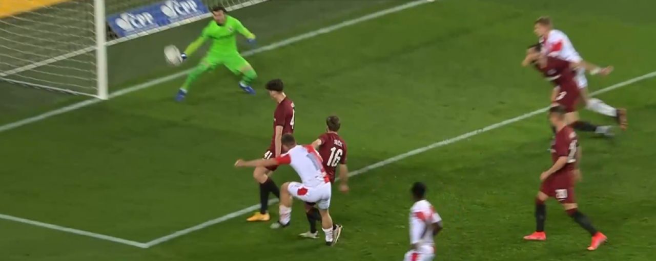 Tiki-taka Stanciu la Slavia! Pasa de gol, Nita a sarit fantastic, dar mingea a luat un efect inuman. Portarul nationalei, batut de o torpila in vinclu la golul 2_7
