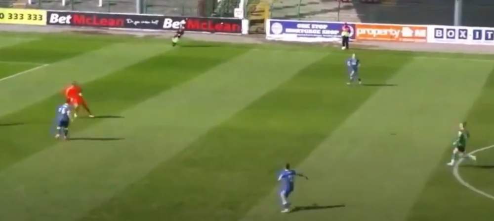 Incredibil! A dat gol cu capul de la 40 de metri! Reactia comentatorilor e fabuloasa: "Nu a dat gol de acolo, nu?!"