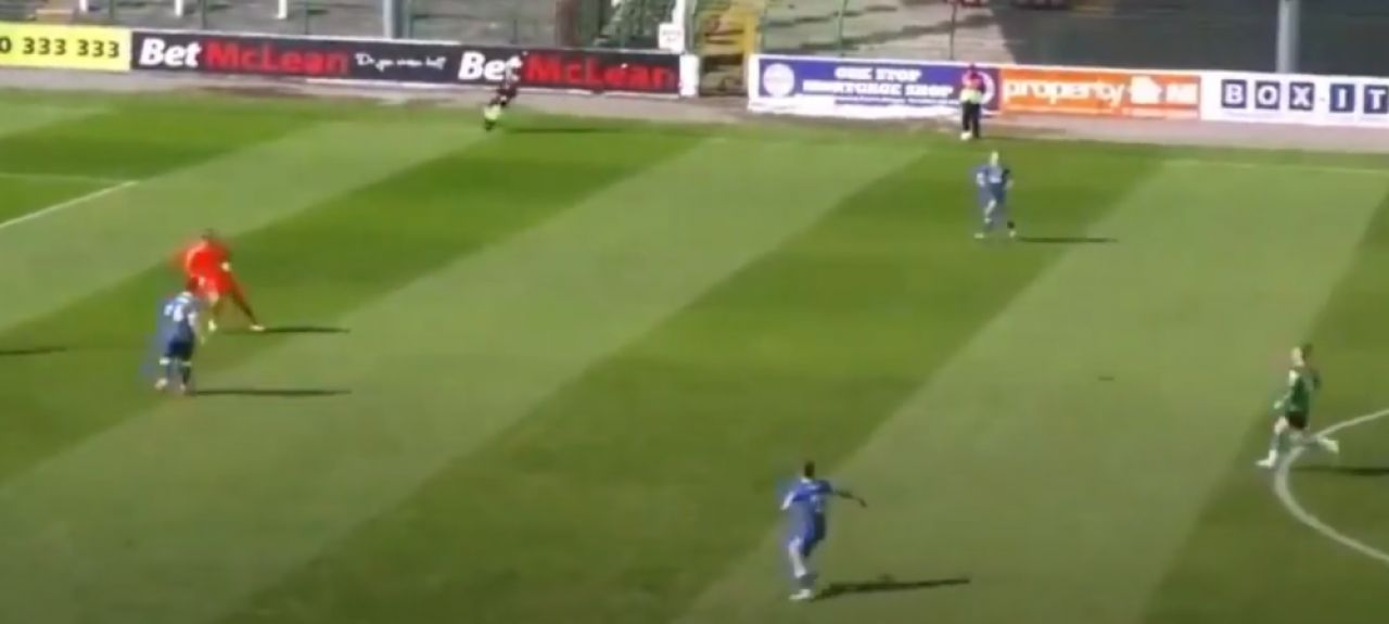 Incredibil! A dat gol cu capul de la 40 de metri! Reactia comentatorilor e fabuloasa: