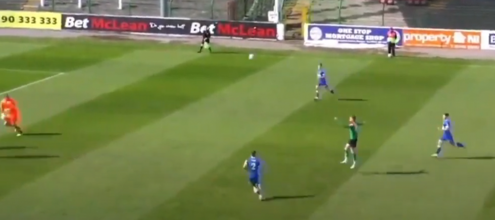 Incredibil! A dat gol cu capul de la 40 de metri! Reactia comentatorilor e fabuloasa: 
