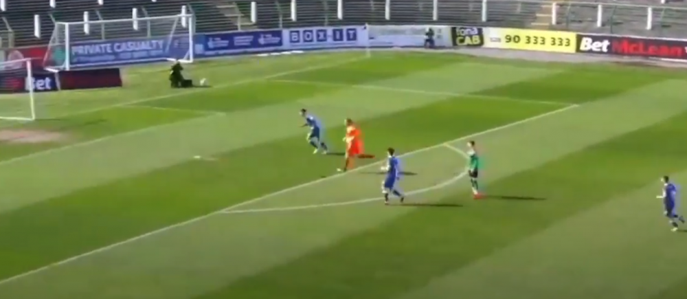 Incredibil! A dat gol cu capul de la 40 de metri! Reactia comentatorilor e fabuloasa: 