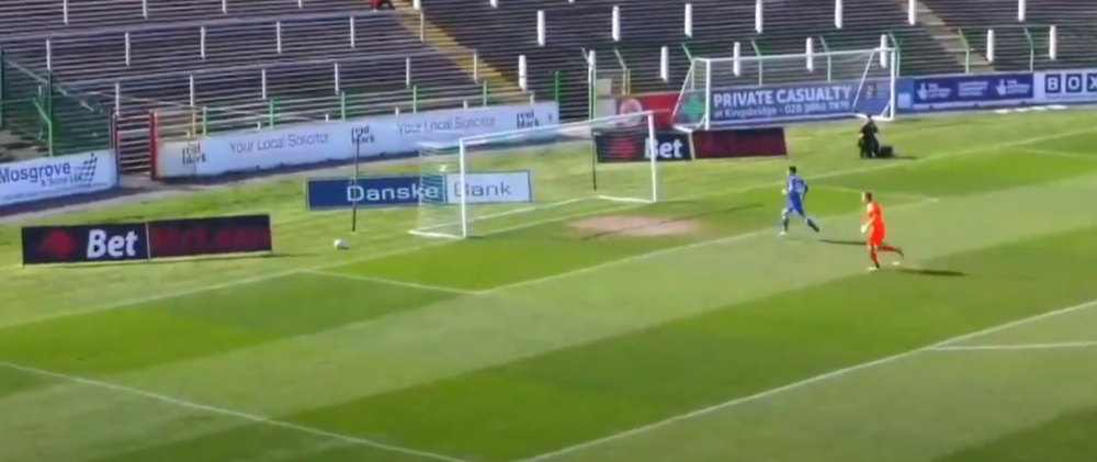 Incredibil! A dat gol cu capul de la 40 de metri! Reactia comentatorilor e fabuloasa: 