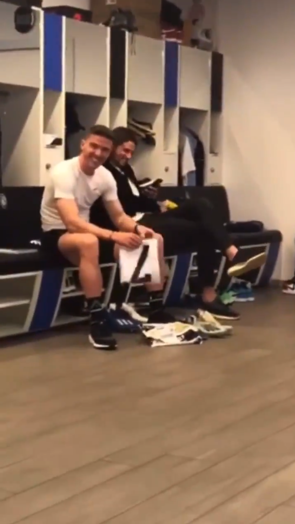 Clipul care face inconjurul lumii! Gosens a primit in sfarsit tricoul lui Ronaldo! De ce nu se puteau opri din ras colegii lui_2