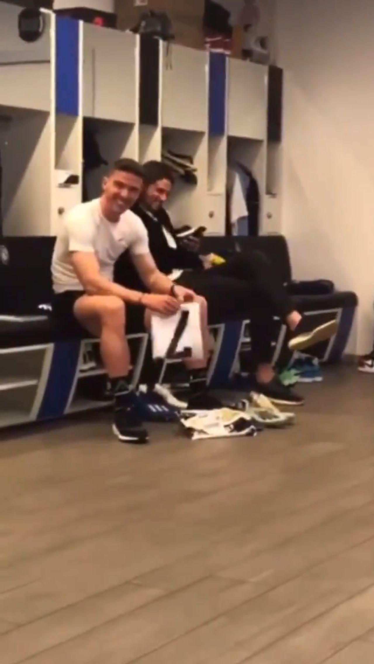 Clipul care face inconjurul lumii! Gosens a primit in sfarsit tricoul lui Ronaldo! De ce nu se puteau opri din ras colegii lui_2