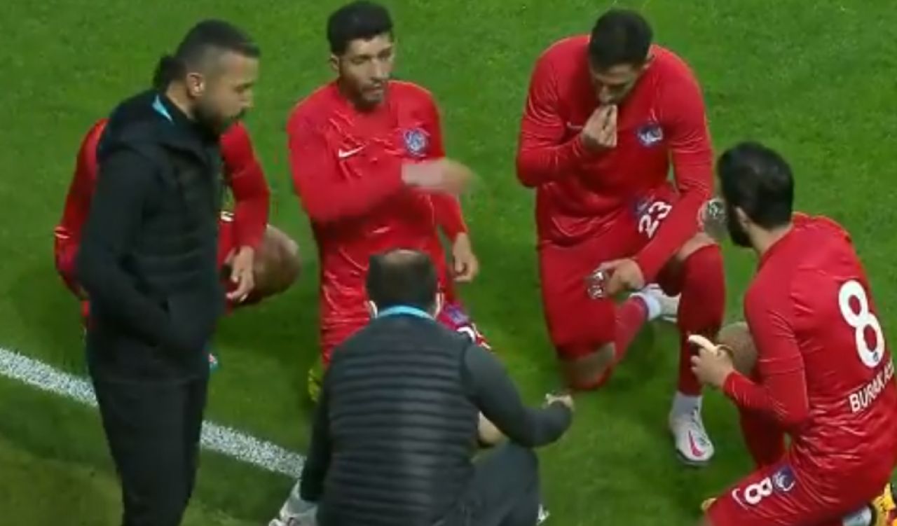Asa ceva nu s-a mai vazut pe terenul de fotbal! Jucatorii s-au apucat sa manance in timpul meciului! Imaginile fac inconjurul planetei_1