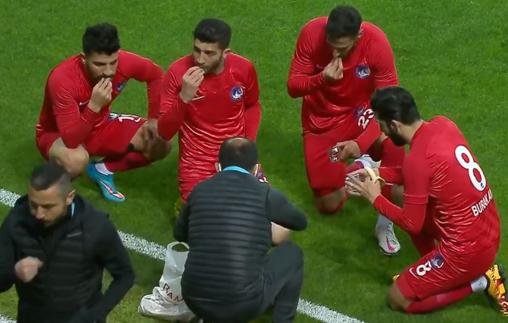 Asa ceva nu s-a mai vazut pe terenul de fotbal! Jucatorii s-au apucat sa manance in timpul meciului! Imaginile fac inconjurul planetei_2