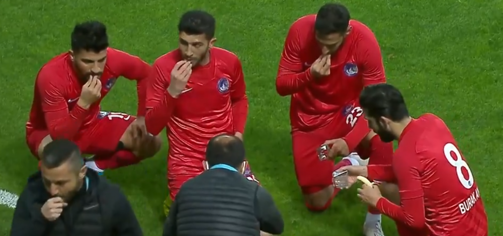 Asa ceva nu s-a mai vazut pe terenul de fotbal! Jucatorii s-au apucat sa manance in timpul meciului! Imaginile fac inconjurul planetei_3